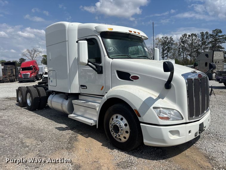 image for item YA1233 2022 Peterbilt 579 semi truck