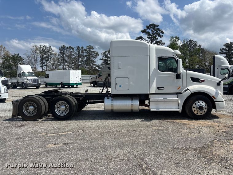 image for item YA1233 2022 Peterbilt 579 semi truck