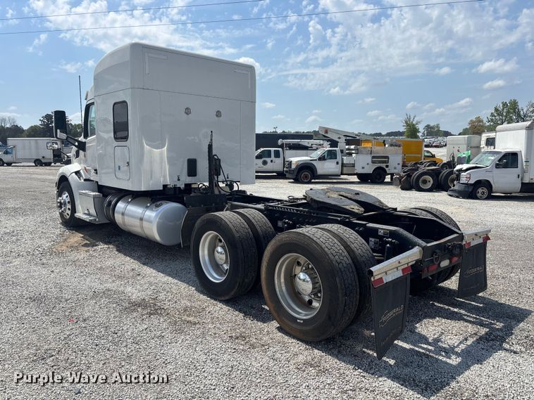 image for item YA1233 2022 Peterbilt 579 semi truck