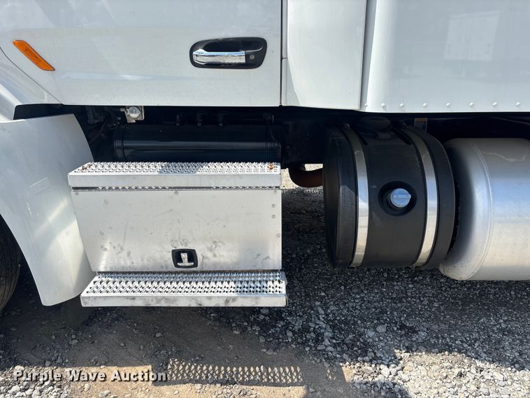 image for item YA1233 2022 Peterbilt 579 semi truck
