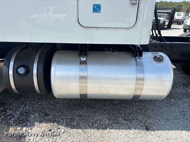 image for item YA1233 2022 Peterbilt 579 semi truck