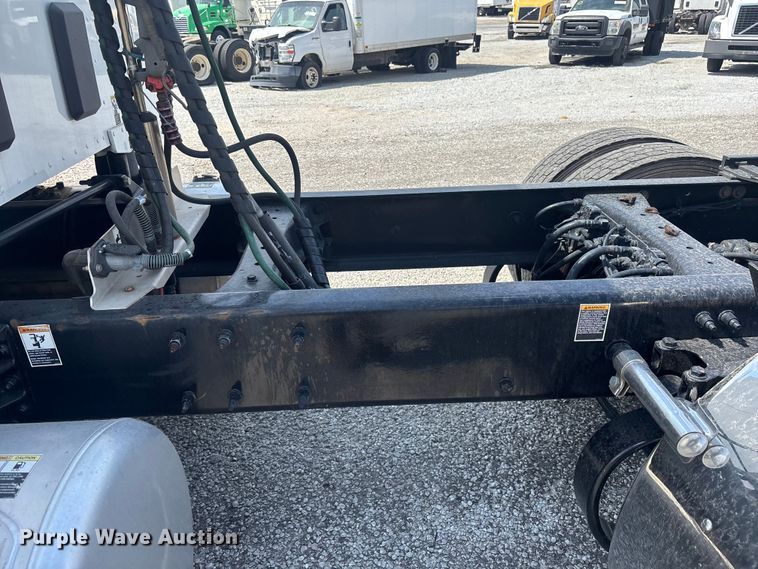 image for item YA1233 2022 Peterbilt 579 semi truck