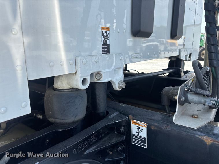 image for item YA1233 2022 Peterbilt 579 semi truck