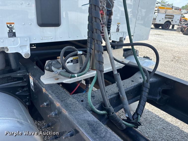 image for item YA1233 2022 Peterbilt 579 semi truck