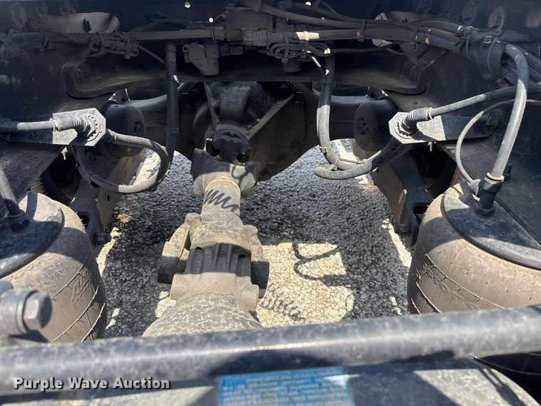 image for item YA1233 2022 Peterbilt 579 semi truck