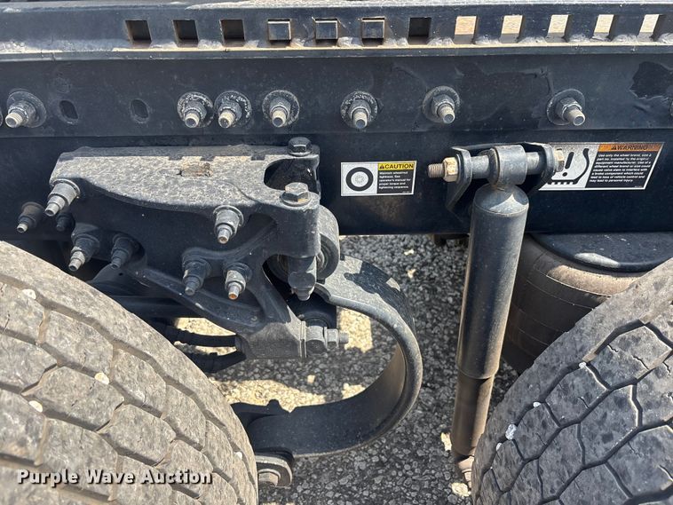 image for item YA1233 2022 Peterbilt 579 semi truck