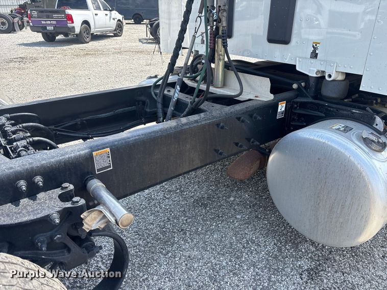 image for item YA1233 2022 Peterbilt 579 semi truck