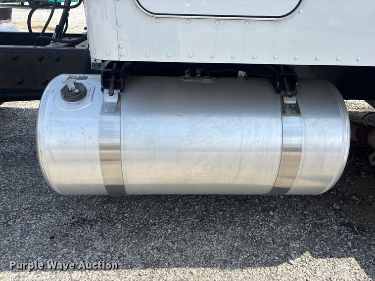 image for item YA1233 2022 Peterbilt 579 semi truck