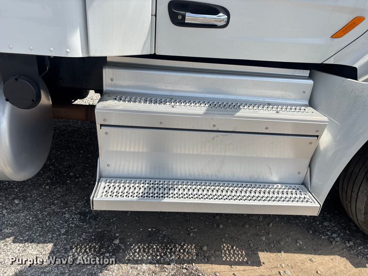 image for item YA1233 2022 Peterbilt 579 semi truck