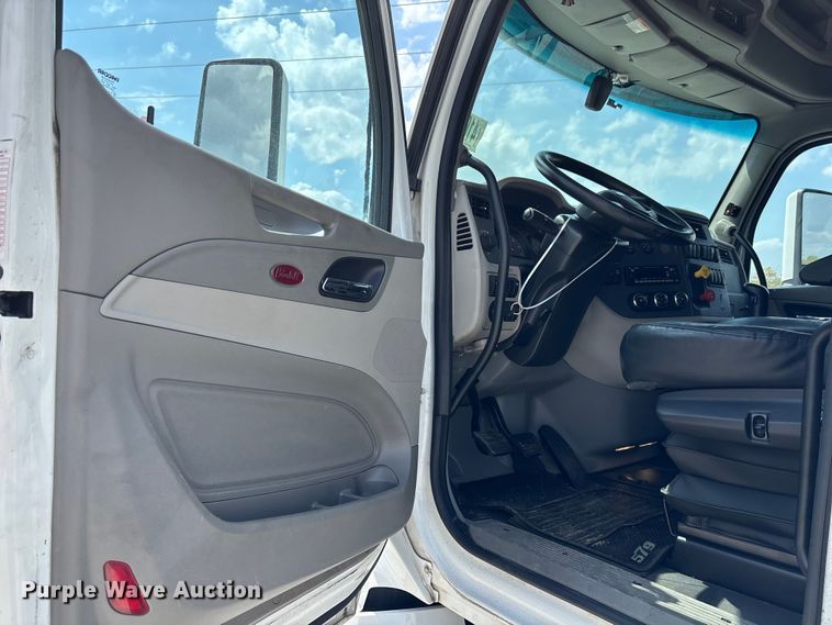 image for item YA1233 2022 Peterbilt 579 semi truck