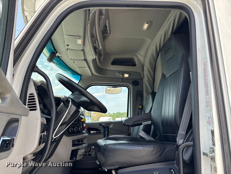 image for item YA1233 2022 Peterbilt 579 semi truck