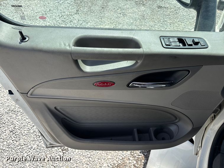 image for item YA1233 2022 Peterbilt 579 semi truck