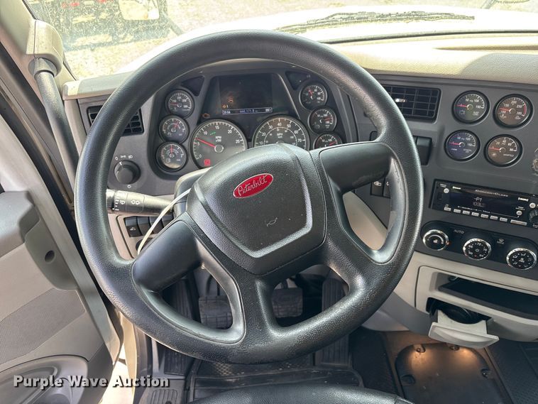 image for item YA1233 2022 Peterbilt 579 semi truck
