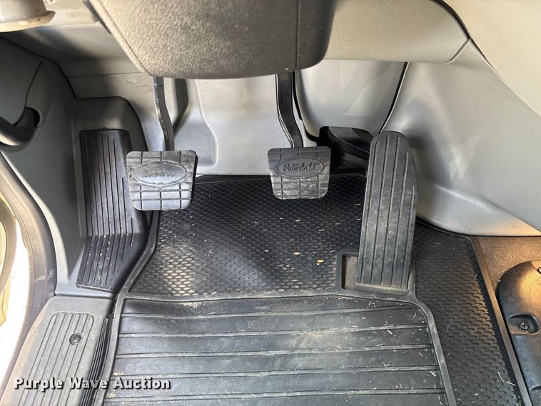 image for item YA1233 2022 Peterbilt 579 semi truck