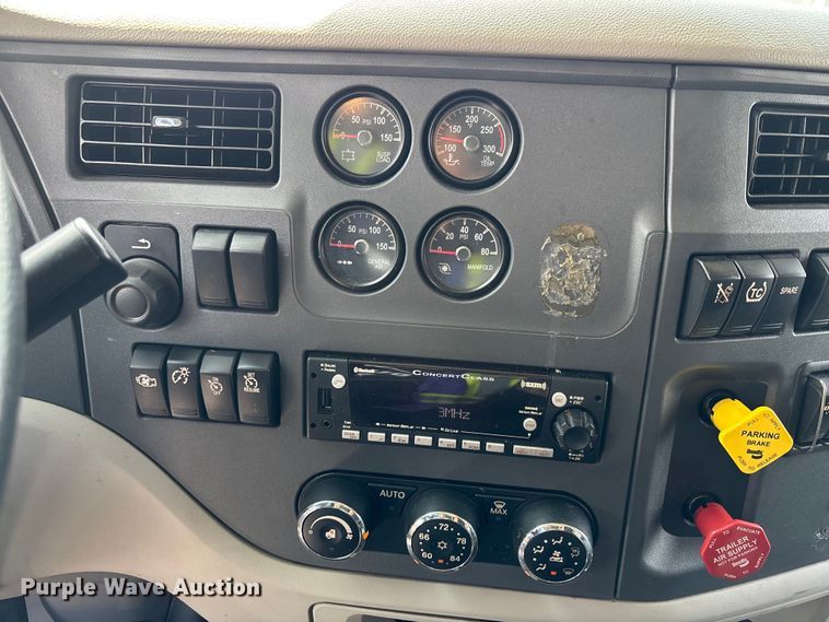 image for item YA1233 2022 Peterbilt 579 semi truck