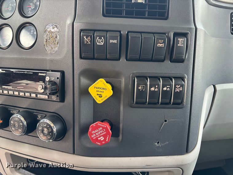 image for item YA1233 2022 Peterbilt 579 semi truck