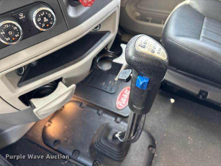 image for item YA1233 2022 Peterbilt 579 semi truck