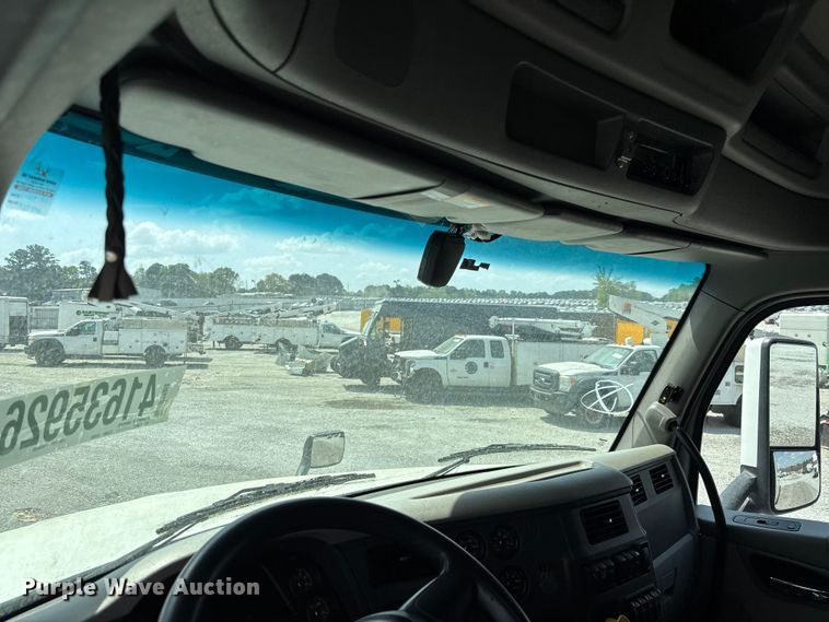 image for item YA1233 2022 Peterbilt 579 semi truck