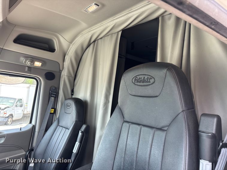 image for item YA1233 2022 Peterbilt 579 semi truck