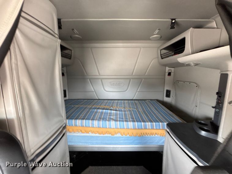 image for item YA1233 2022 Peterbilt 579 semi truck