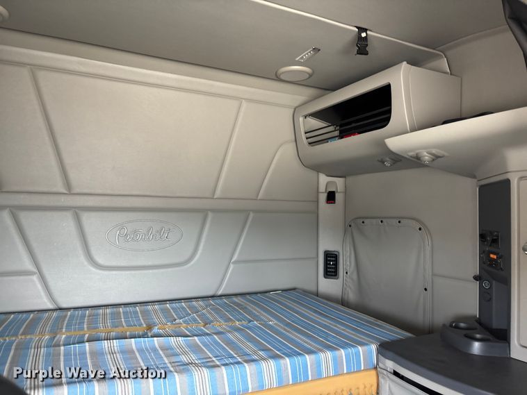 image for item YA1233 2022 Peterbilt 579 semi truck