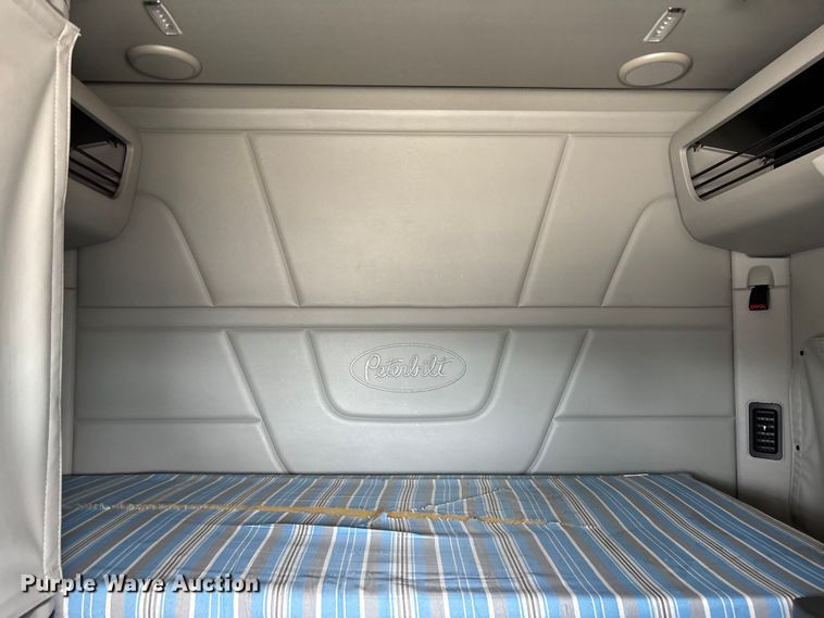 image for item YA1233 2022 Peterbilt 579 semi truck