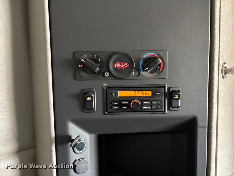 image for item YA1233 2022 Peterbilt 579 semi truck