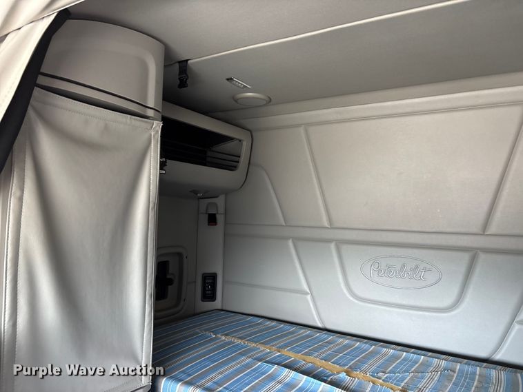 image for item YA1233 2022 Peterbilt 579 semi truck