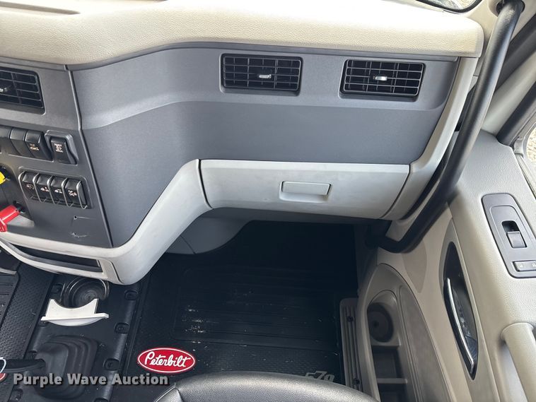 image for item YA1233 2022 Peterbilt 579 semi truck