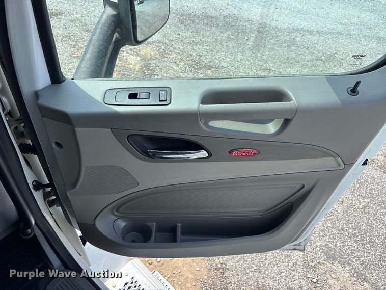 image for item YA1233 2022 Peterbilt 579 semi truck