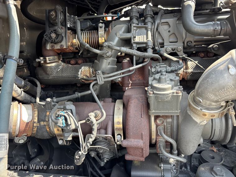 image for item YA1233 2022 Peterbilt 579 semi truck