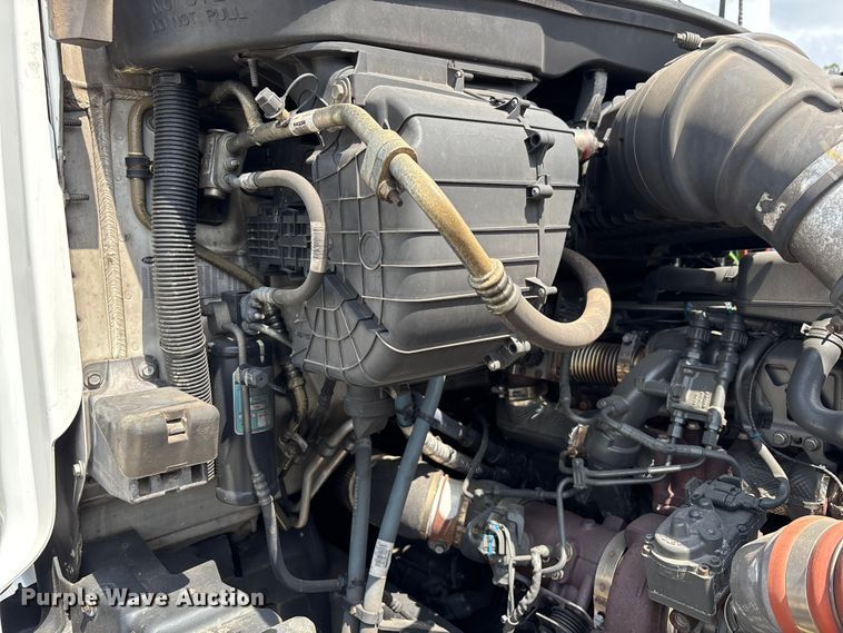 image for item YA1233 2022 Peterbilt 579 semi truck