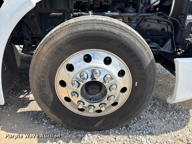 image for item YA1233 2022 Peterbilt 579 semi truck