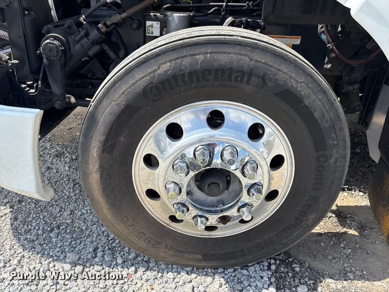 image for item YA1233 2022 Peterbilt 579 semi truck