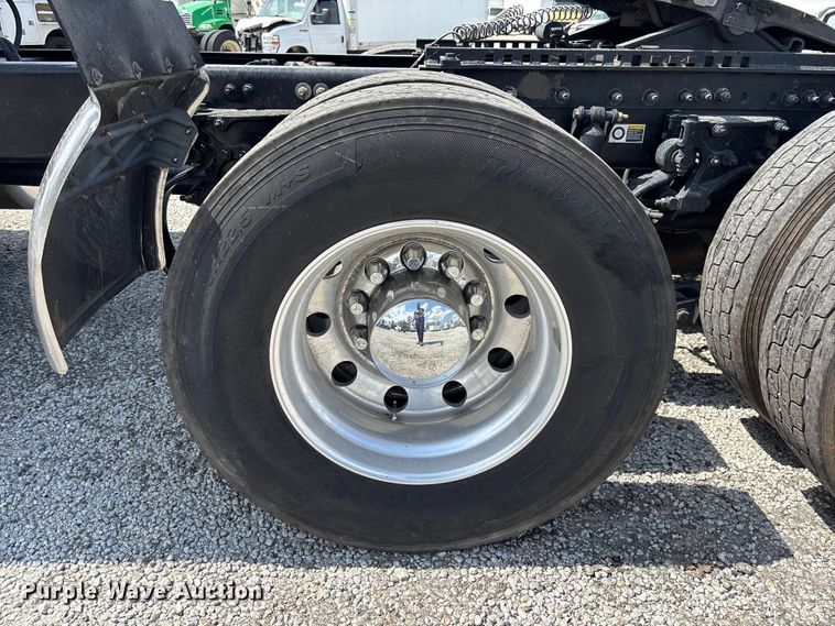 image for item YA1233 2022 Peterbilt 579 semi truck