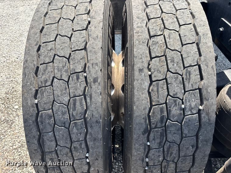 image for item YA1233 2022 Peterbilt 579 semi truck