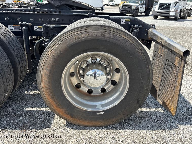 image for item YA1233 2022 Peterbilt 579 semi truck