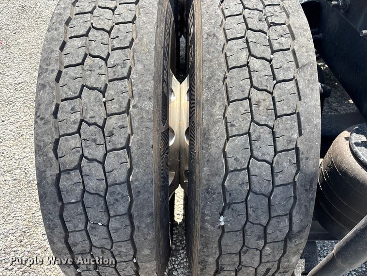 image for item YA1233 2022 Peterbilt 579 semi truck