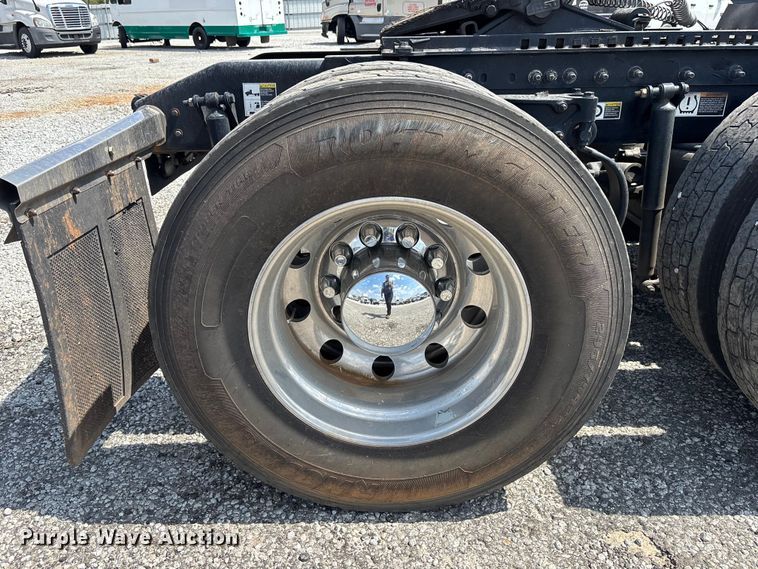 image for item YA1233 2022 Peterbilt 579 semi truck