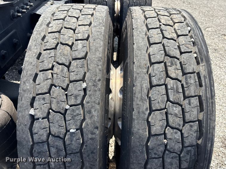 image for item YA1233 2022 Peterbilt 579 semi truck