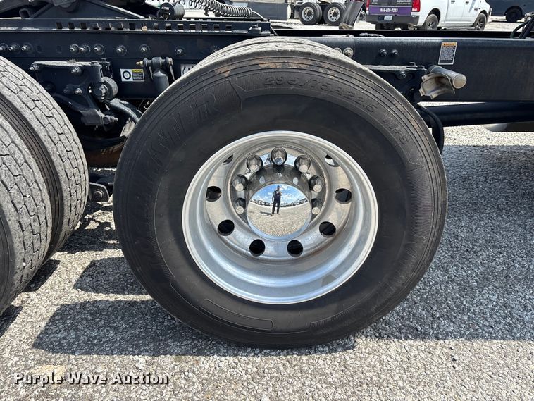 image for item YA1233 2022 Peterbilt 579 semi truck