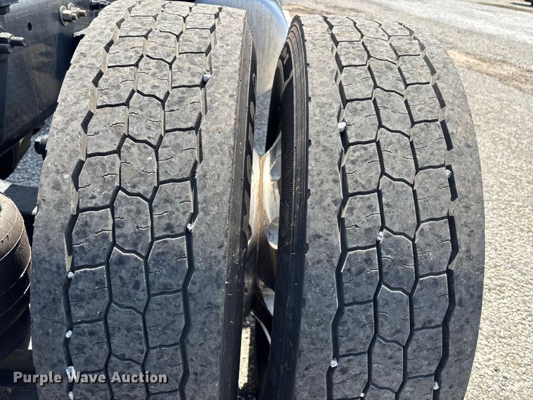 image for item YA1233 2022 Peterbilt 579 semi truck