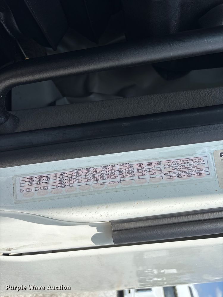 image for item YA1233 2022 Peterbilt 579 semi truck