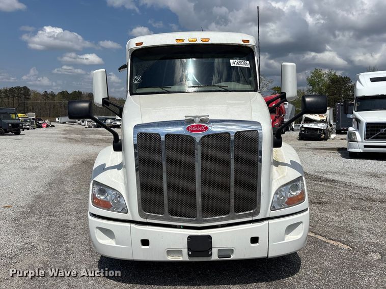 image for item YA1234 2022 Peterbilt 579 semi truck