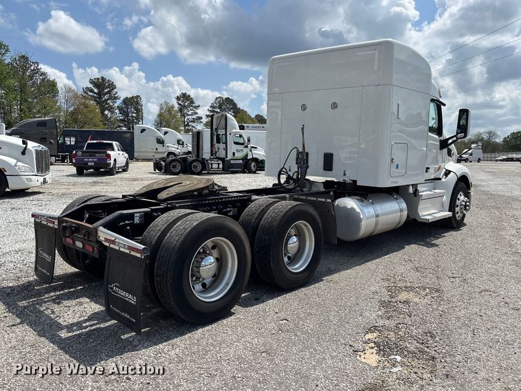 image for item YA1234 2022 Peterbilt 579 semi truck