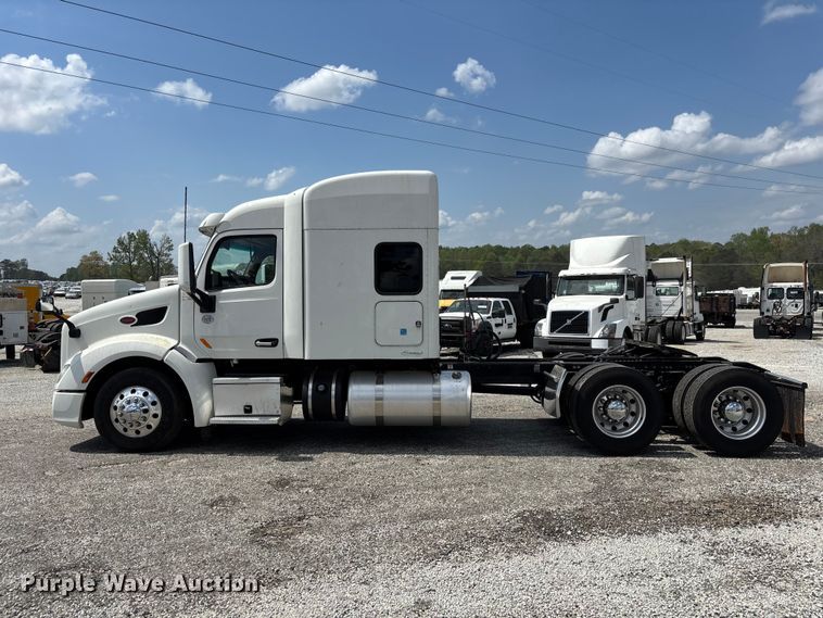 image for item YA1234 2022 Peterbilt 579 semi truck