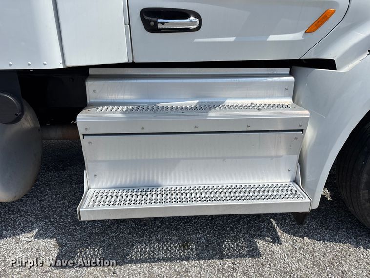 image for item YA1234 2022 Peterbilt 579 semi truck