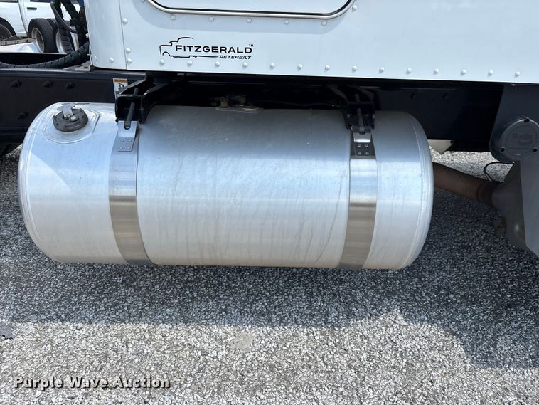 image for item YA1234 2022 Peterbilt 579 semi truck