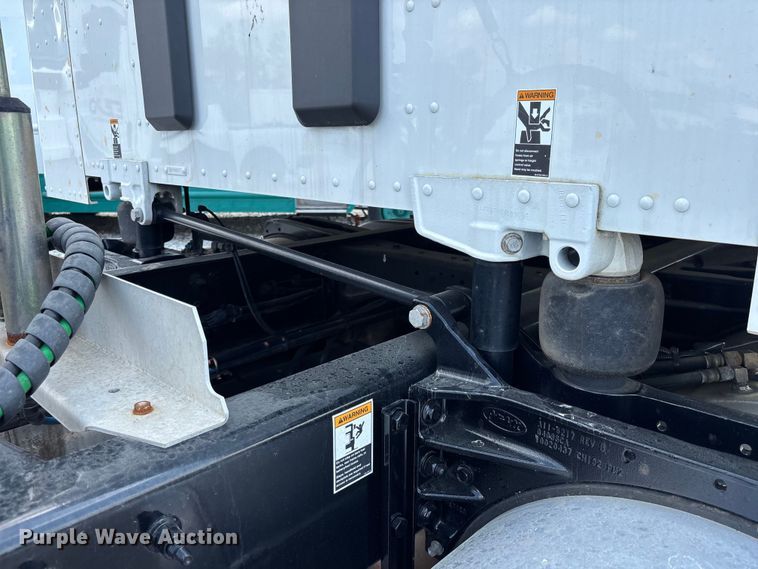 image for item YA1234 2022 Peterbilt 579 semi truck