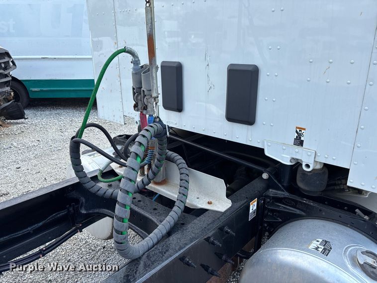 image for item YA1234 2022 Peterbilt 579 semi truck